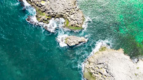 Puerto-Rico-Agua-Verde-Y-Azul-Salpicando-Contra-Una-Isla-Rocosa-Desde-Arriba-Tiro-De-Drones