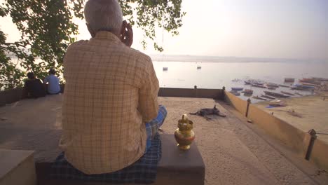 hombre con vistas a la orilla del río ganges