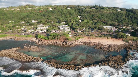 toma aérea panorámica de shark cove en la escarpada costa norte de o&#39;ahu en hawai