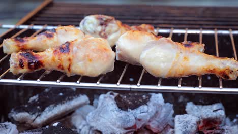 pollo a la parrilla cocinado con fuego