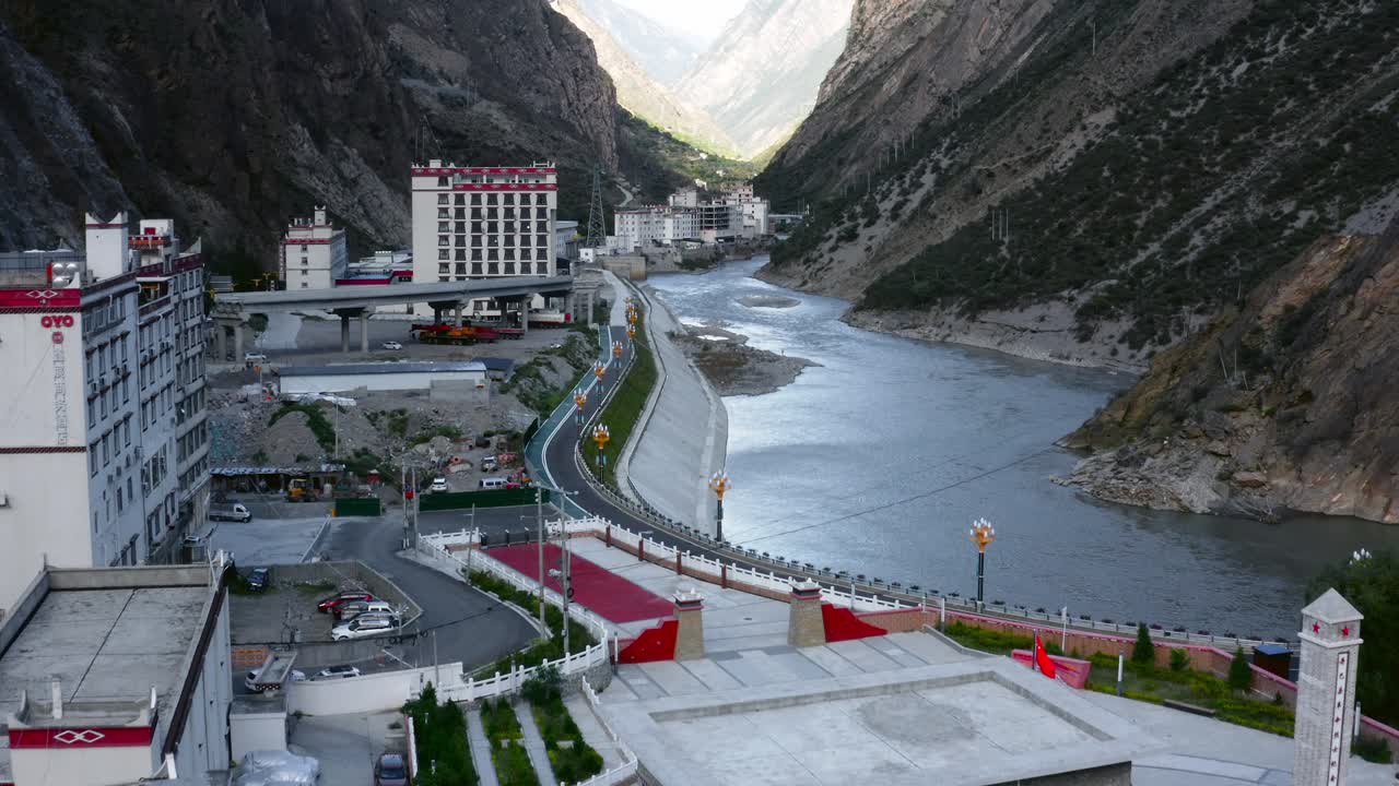 시추안 서부의 바 티베트 산업 도시