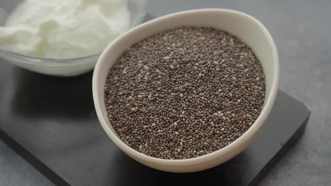 Semi di chia e yogurt