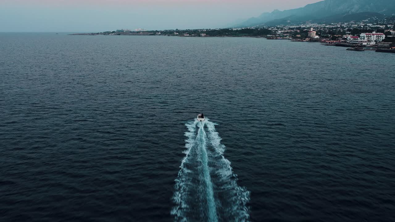 바다에서 빠르게 움직이는 보트의 공중 드론 비디오
