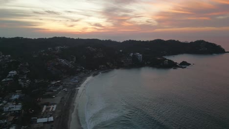 Sayulita-Ciudad-De-México-En-La-Riviera-Nayarit-Destino-De-Viaje-Para-Surf-Bienes-Raíces-En-Venta-Aérea-Al-Atardecer