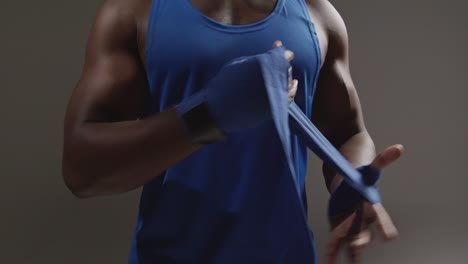 un boxeador masculino negro envolviendo sus manos