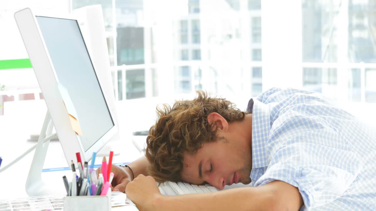 매력적인 사업가 여자가 깨어나서 다시 잠들고 있습니다.