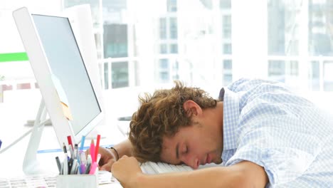 mujer de negocios atractiva despertando y quedándose dormida de nuevo