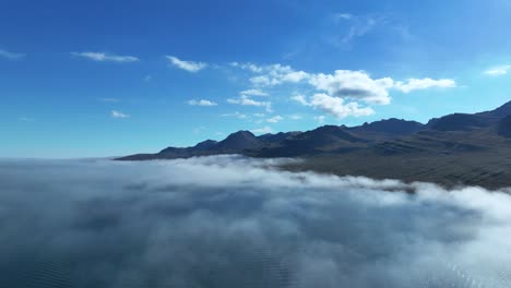 Faskrudsfjordur-Fjord-Mit-Niedrigen-Wolken-In-Ostisland---Hyperlapse