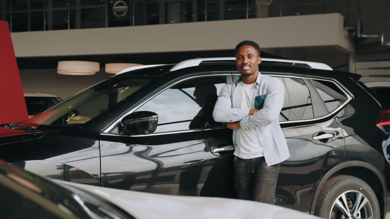 hombre feliz en el concesionario de coches