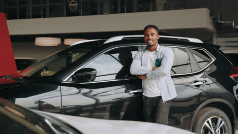 hombre feliz en el concesionario de coches
