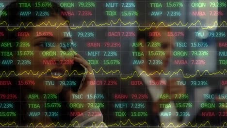 Animación-Del-Procesamiento-De-Datos-Del-Mercado-De-Valores-Sobre-Una-Empresaria-Birracial-Hablando-Por-Teléfono-Inteligente