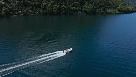 Barco-Navegando-En-El-Lago-De-Pella,-En-Piamonte,-Italia