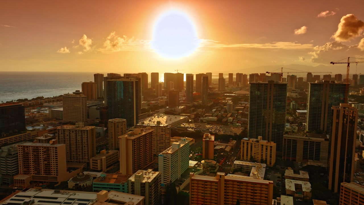 Uma fantástica luz dourada e suave cobre o bairro residencial de Honolulu, Havaí. Imagens de drone sobre a deslumbrante paisagem urbana moderna ao pôr do sol
