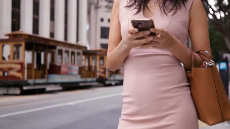 Mujer-Joven-En-Movimiento-En-La-Ciudad