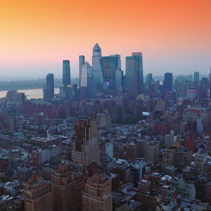 Splendido panorama di Manhattan al tramonto. Filmato aereo ascendente sull'architettura magnifica sullo sfondo di un cielo rosa