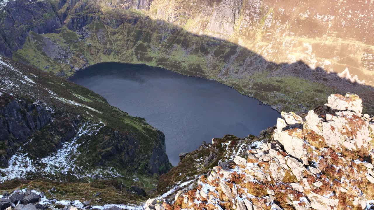 Montagne irlandesi in inverno, drone che sorvola il lago Coumshingaun, monti Comeragh, Waterford visti dall'alto, cresta sud, anfiteatro di Coumshingaun