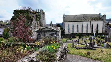 früher frühling alter friedhof mit schloss und kirche in county kilkenny, irland