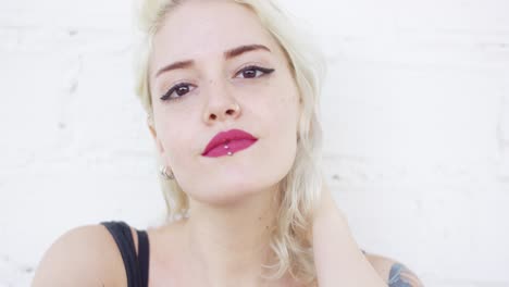 mujer rubia atractiva con un piercing en los labios