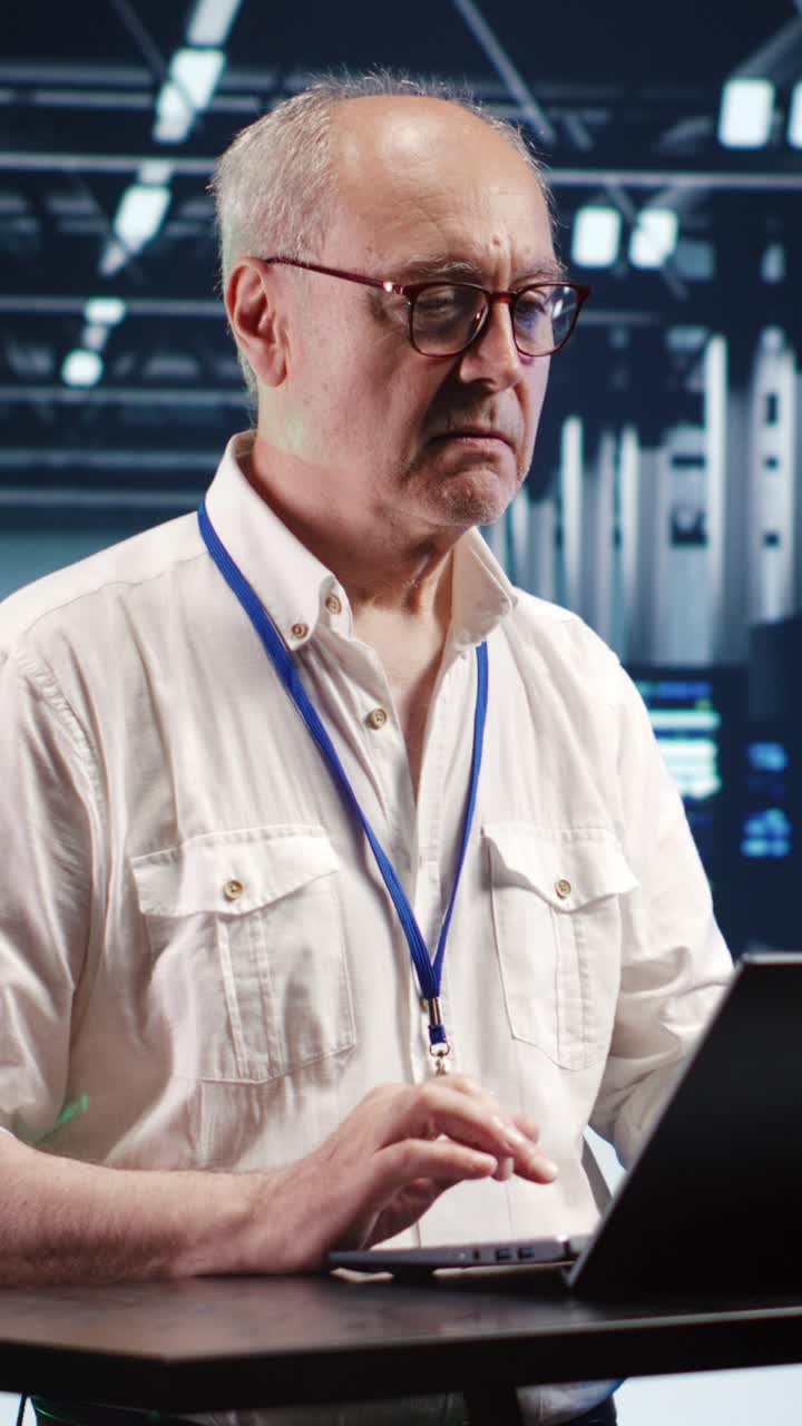 Vertical IT expert optimizing data center