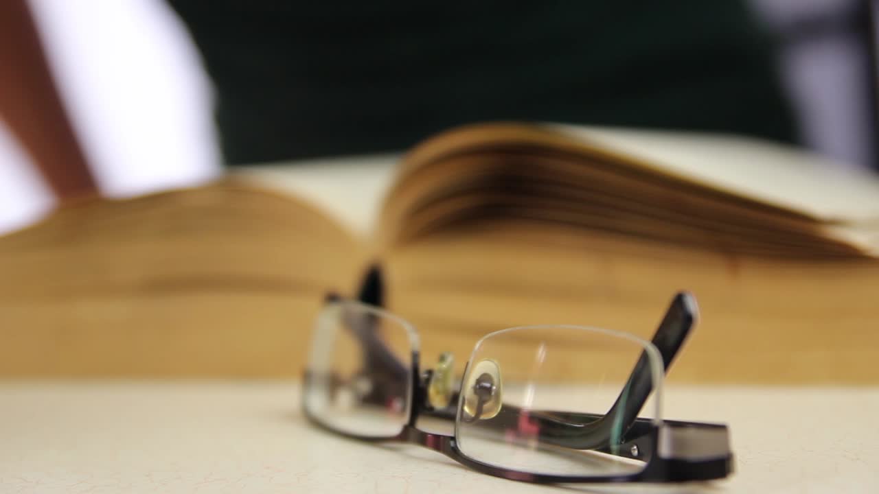 안경 을 쓴 연구 책