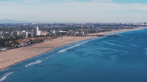 Drohnenaufnahme-Mit-Schwenk-Nach-Links-Vom-Strand-Und-Pier-Von-Santa-Monica-Während-Des-Tages