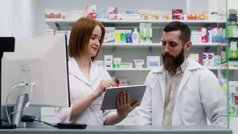 farmacéuticos que trabajan en interiores