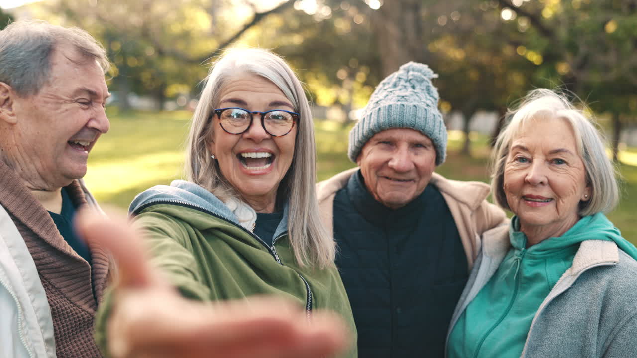 공원, 셀피, 야외에서 노인 친구의 얼굴