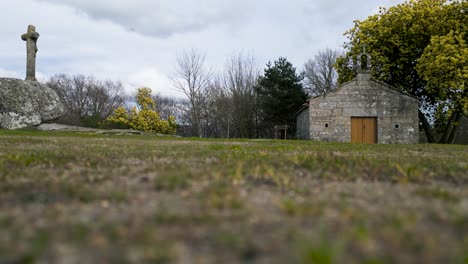la hierba borrosa en primer plano de la capilla de san vitoiro