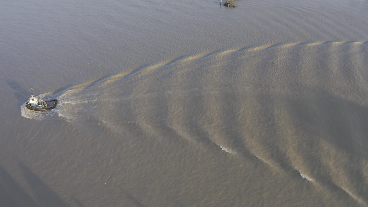 공중에서 새의 눈으로 볼 수 있는 굴착선 상업용 강 해가 지는 모습