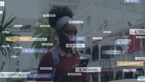 animación de notificaciones de las redes sociales sobre una mujer afroamericana que usa un teléfono inteligente en la calle de la ciudad