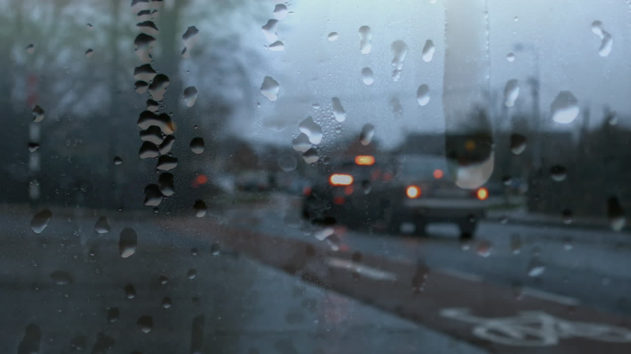 도로에서 운전하는 자동차를 기록하는 카메라