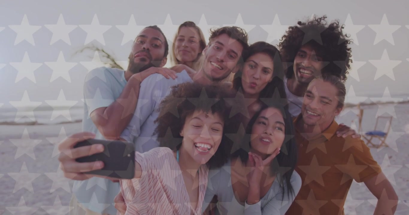 Gruppo di amici diversi che si scattano un selfie sulla spiaggia