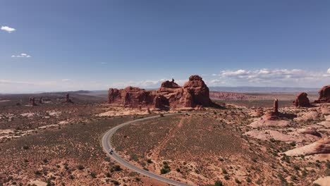 Vista-Aérea-De-Extensas-Formaciones-Rocosas-Rojas-Cerca-De-Moab,-Utah,-Destacando-El-Majestuoso-Y-Desolado-Paisaje-Desértico.