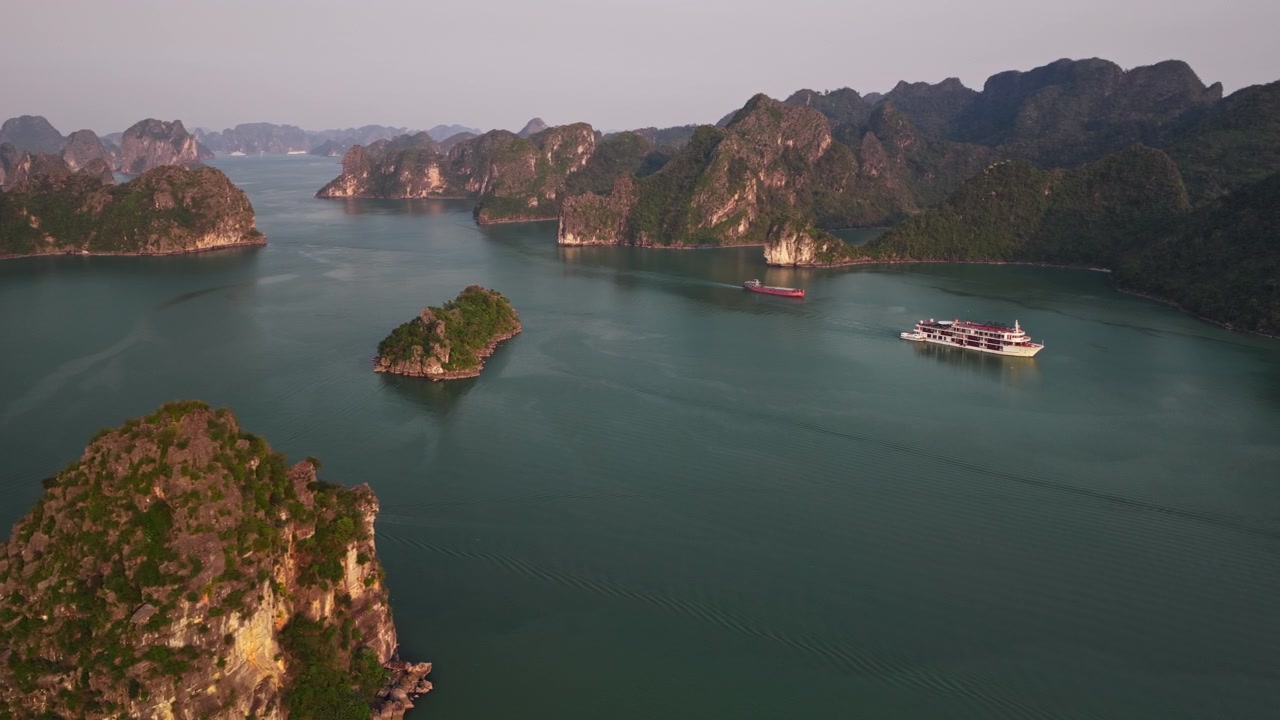 Cruiseschip op de kalme wateren van Halong Bay in Vietnam - Luchtopname