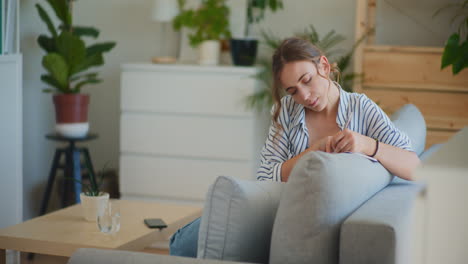 mujer enfocada tomando notas en el sofá