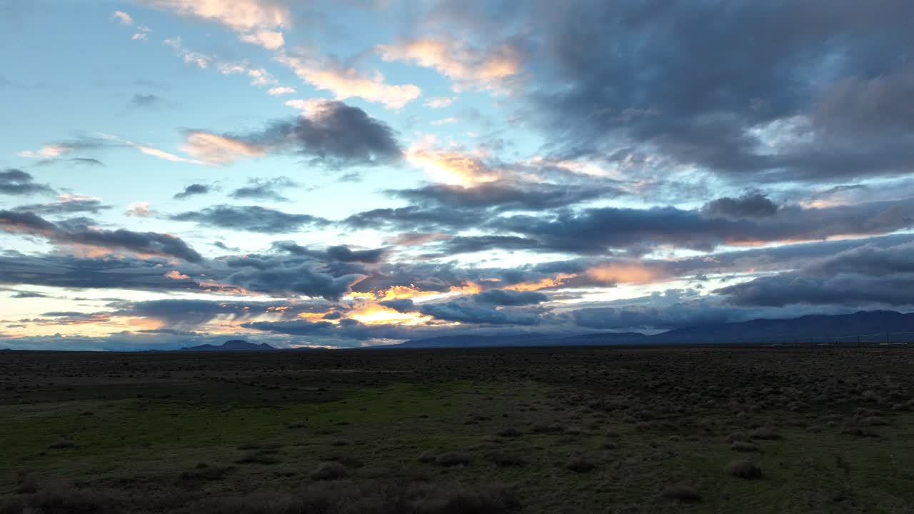 puesta de sol sobre el desierto de mojave con nubes dramáticas y un vasto paisaje abierto