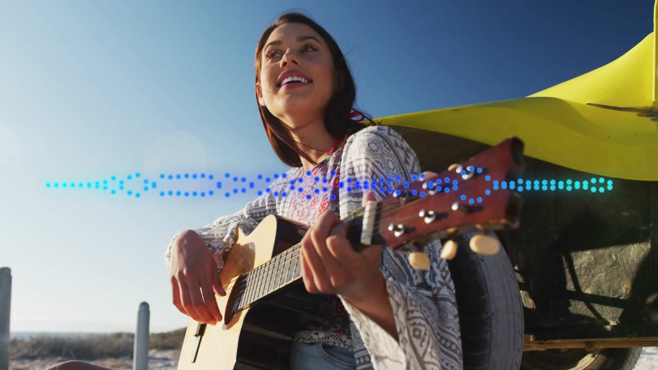 Telecamera che parte dal basso e si alza, mostrando una donna che suona la chitarra e canta, con un'onda blu che si muove vicino a un'auto gialla, mentre condivide la canzone.