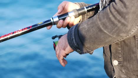 hombre pescando en el océano