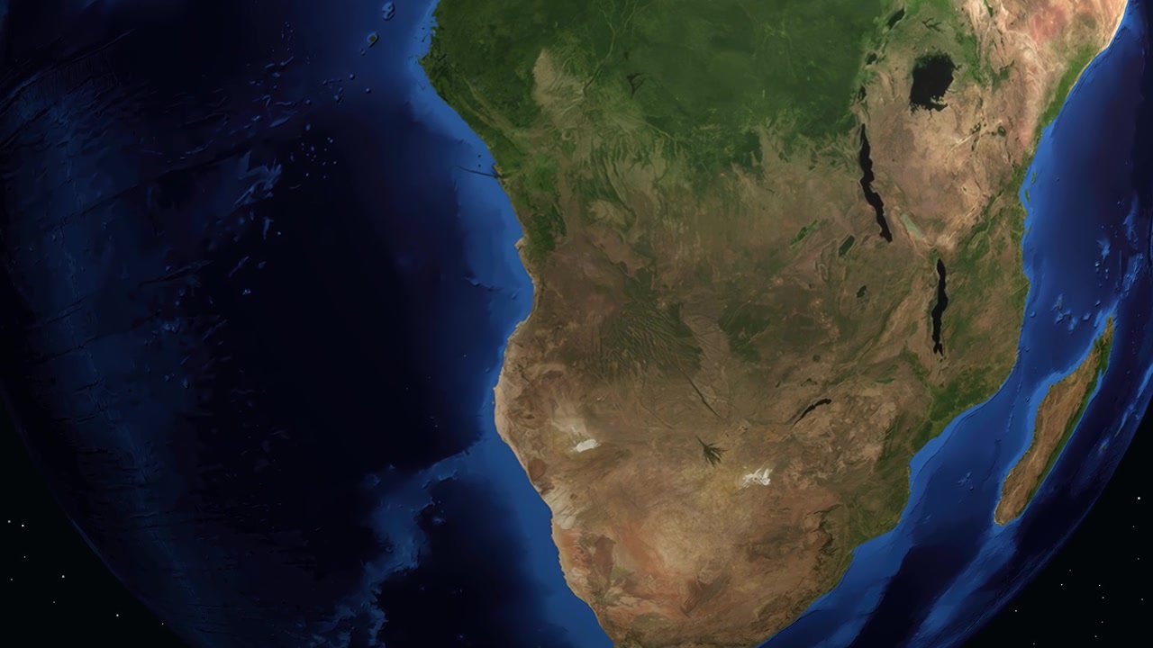 Una vista satellitare ingrandisce dallo spazio su Huambo, Angola, mostrando precise coordinate di latitudine e longitudine.