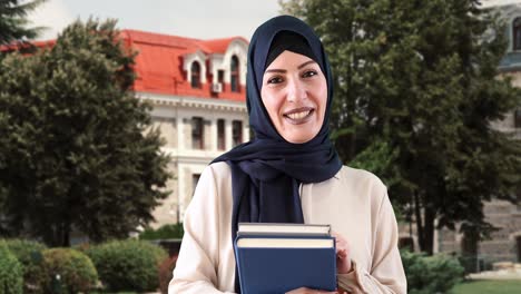 profesora musulmana en el campus de la universidad