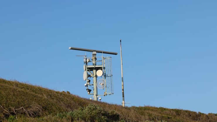 вращающийся метеорологический радар на холме