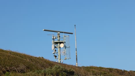 radar meteorológico giratorio en una colina