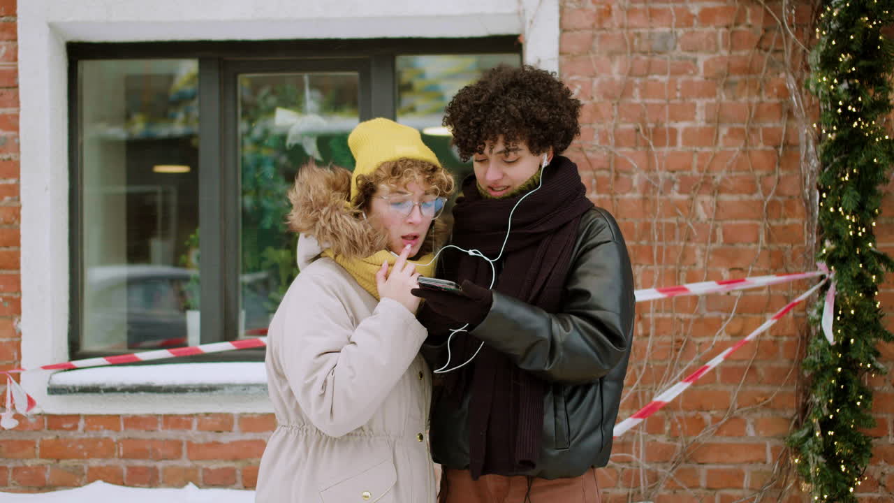 лесбийская пара проводит время вместе