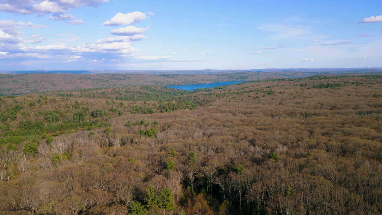 el dolly aéreo establece el embalse de quabbin desde el mirador de pelham, massachusetts.