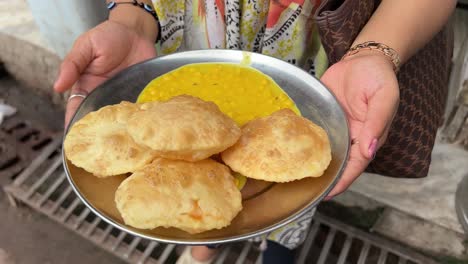 Vista-De-Perfil-De-Luchi-Y-Dal-Servidos-En-Un-Plato-En-Kolkata,-India