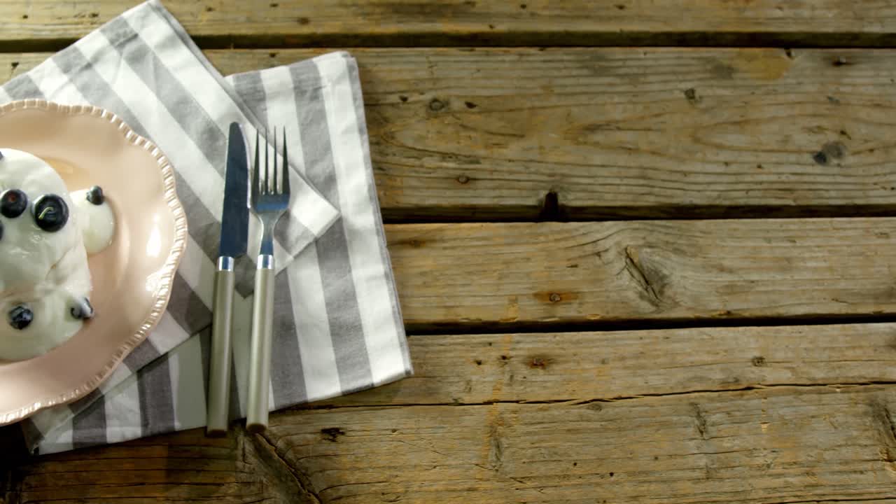 arándanos frescos con yogur en el plato 4k