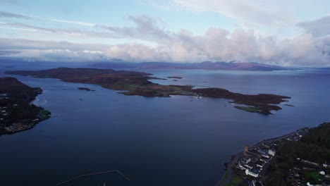 Vista-Aérea-De-La-Costa-E-Islas-De-Oban-En-Escocia