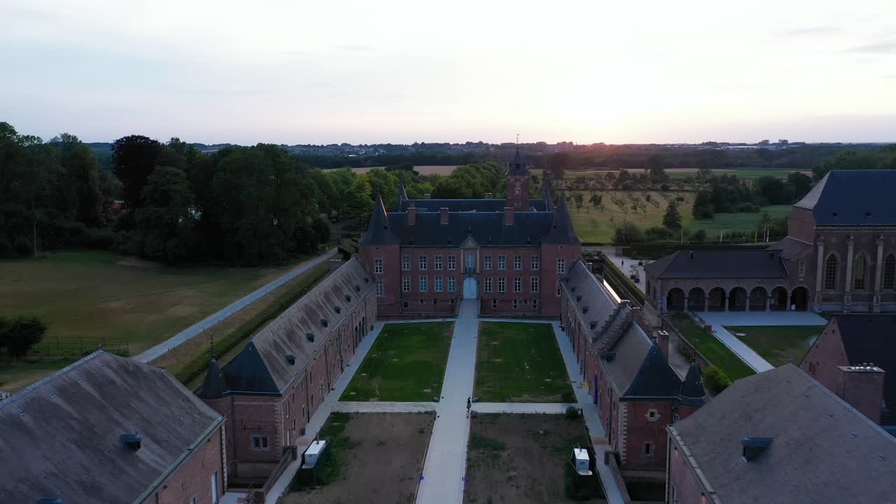 현재 축제와 회의에 사용되는 정원이 있는 독일 벨기에 알덴 비센 성 입구와 프랑스식 정원의 공중 전망
