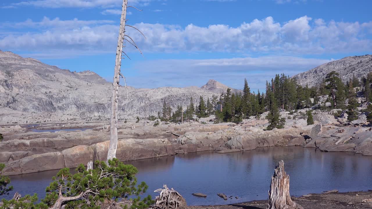 tiro de lapso de tiempo del desierto desolación en las montañas de sierra nevada california 2