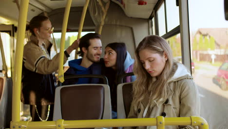 junge frau sitzt im bus